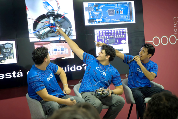 Robots compitiendo en la cancha