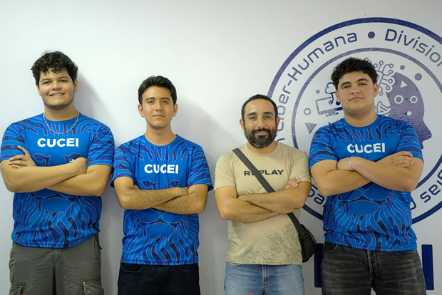 Equipo Black Lions durante la charla en CUCEI