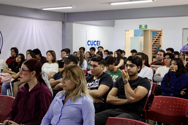 Público asistente en auditorio de CUCEI