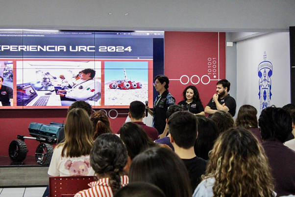 Integrantes de Mars Rovers UdeG Space durante la ponencia en CUCEI